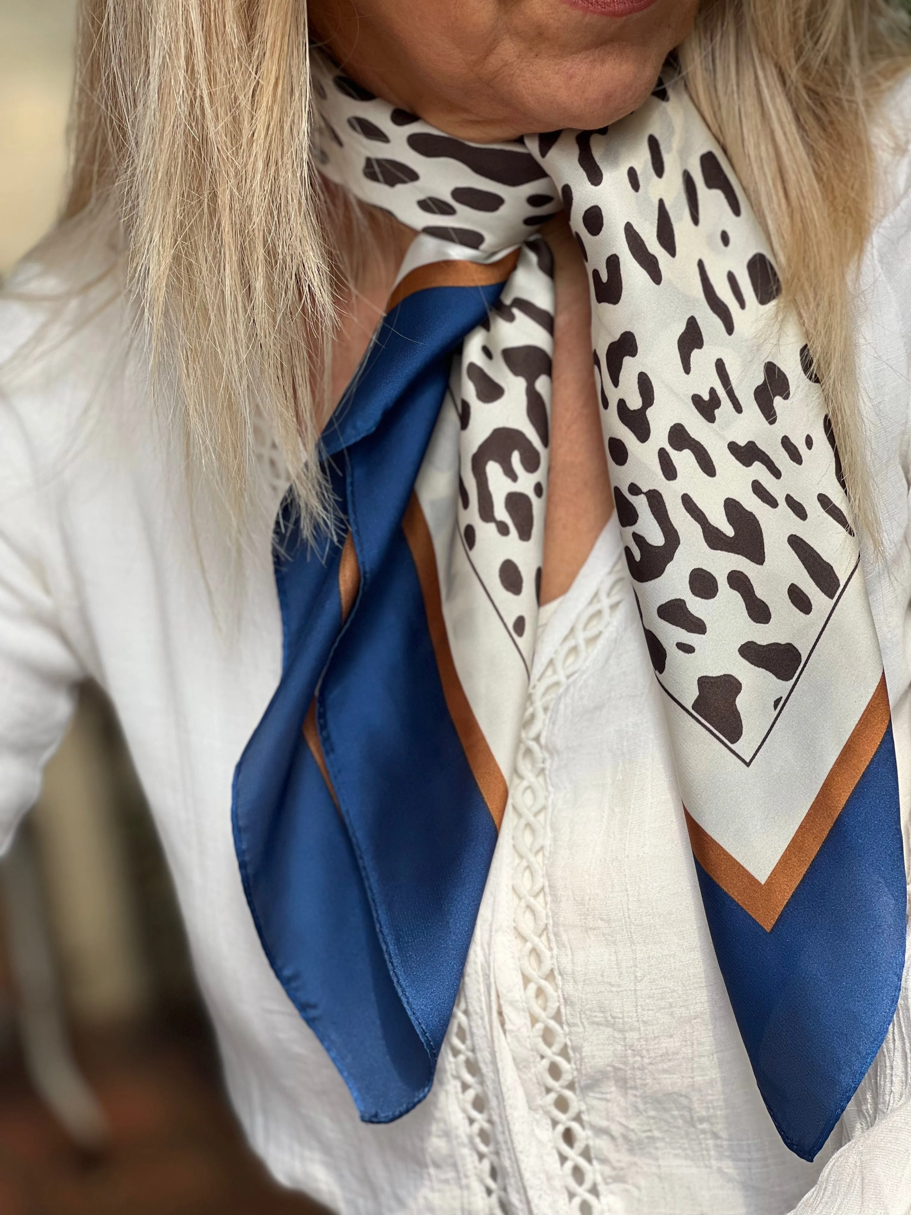 💥 Leopard Print Neck Scarf Square White Blue Border