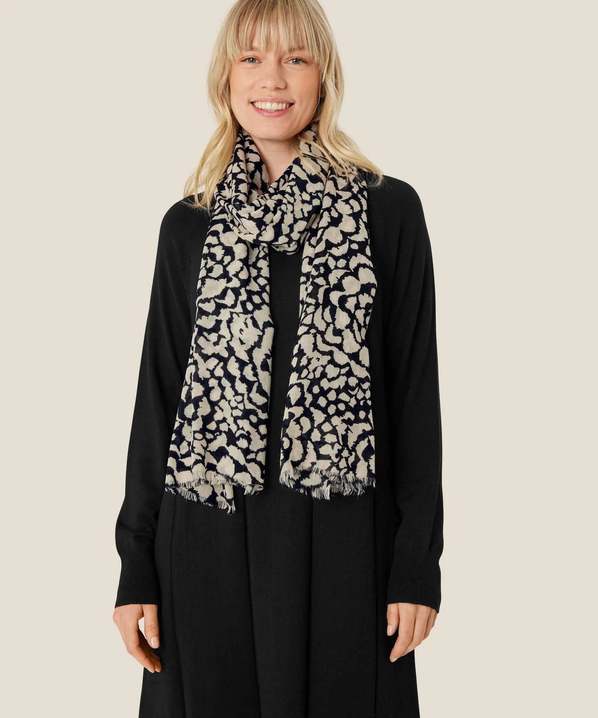 Masai Aryana Scarf in Black