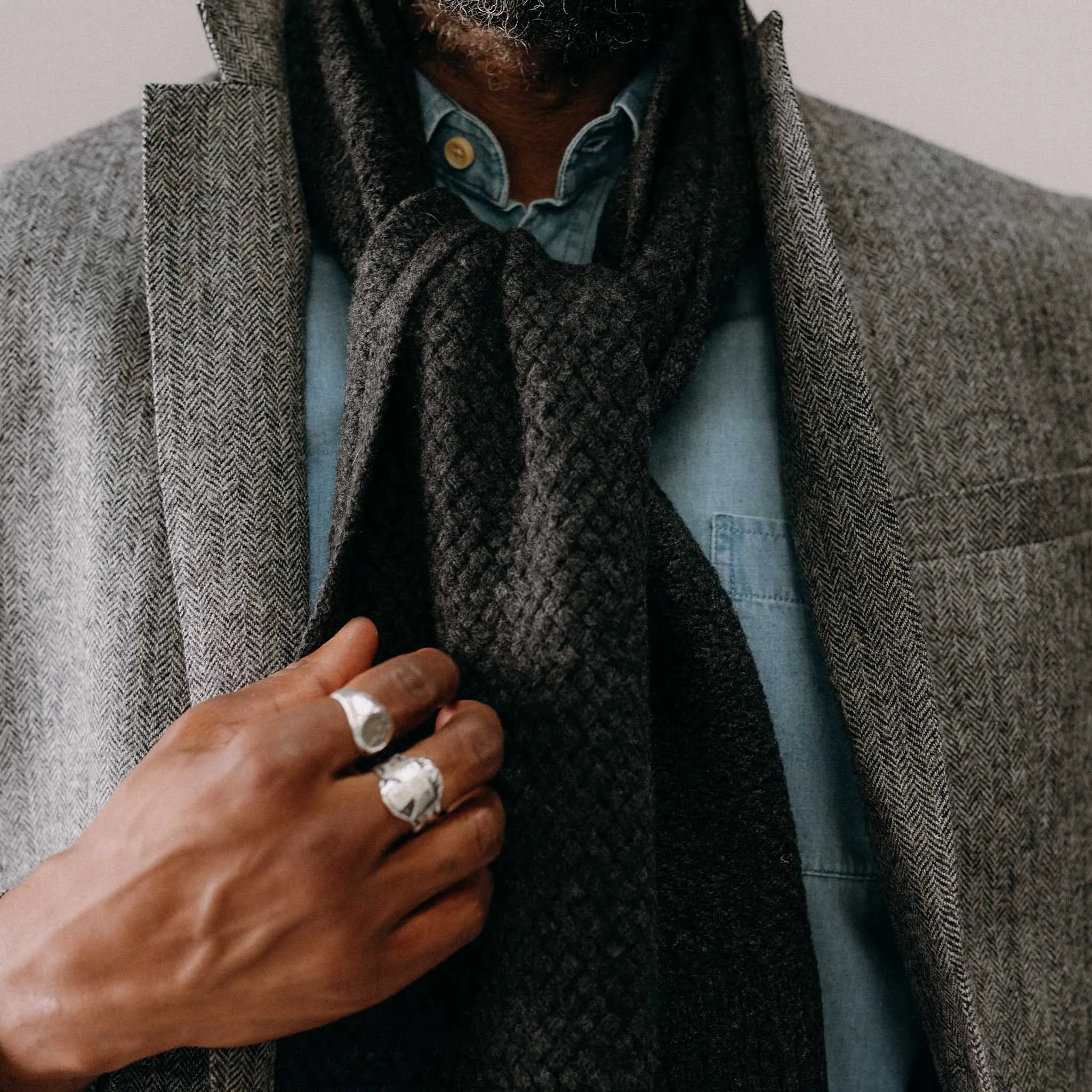 The Textured Knit Scarf in Heather Coal Merino